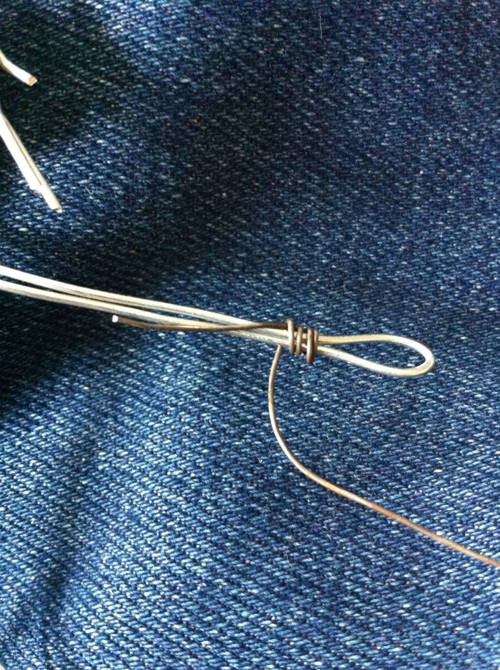 Ta den tunnare tr\u00e5den och b\u00f6rja linda. F\u00f6r att f\u00e4sta tr\u00e5den lindar du \u00f6ver \u00e4nden.