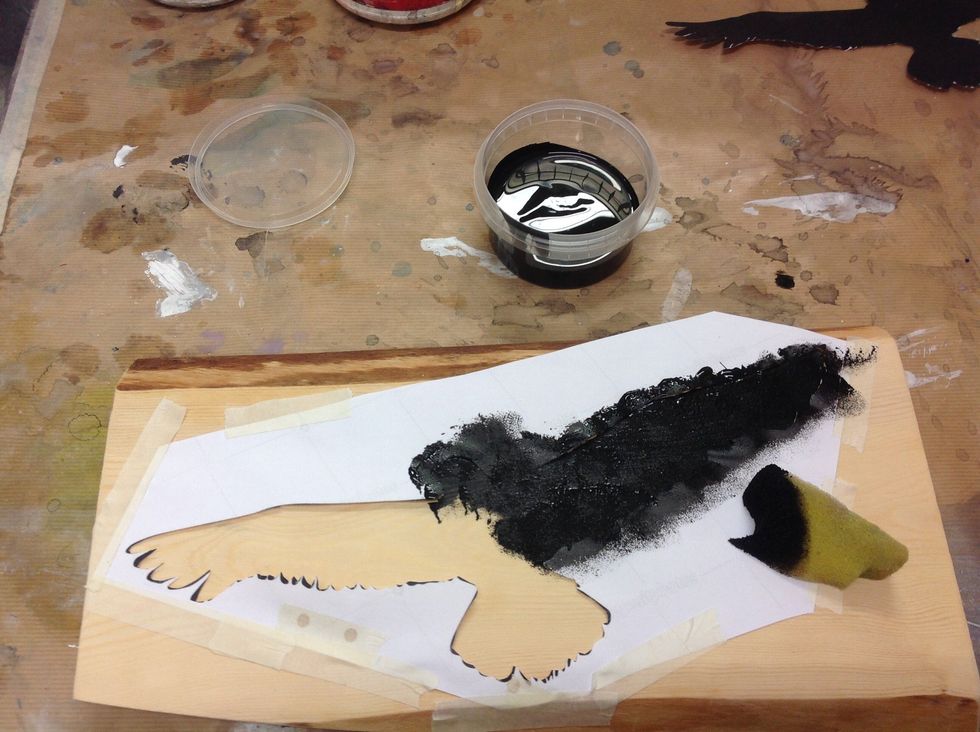 Ta en bit av en svamp och doppa i svart f\u00e4rg. Var noga s\u00e5 du inte f\u00e5r f\u00f6r mycket f\u00e4rg p\u00e5 svampen. Tryck rakt ner och lyft rakt upp, dra ej \u00e5t sidorna! Det blir kladdiga kanter d\u00e5.