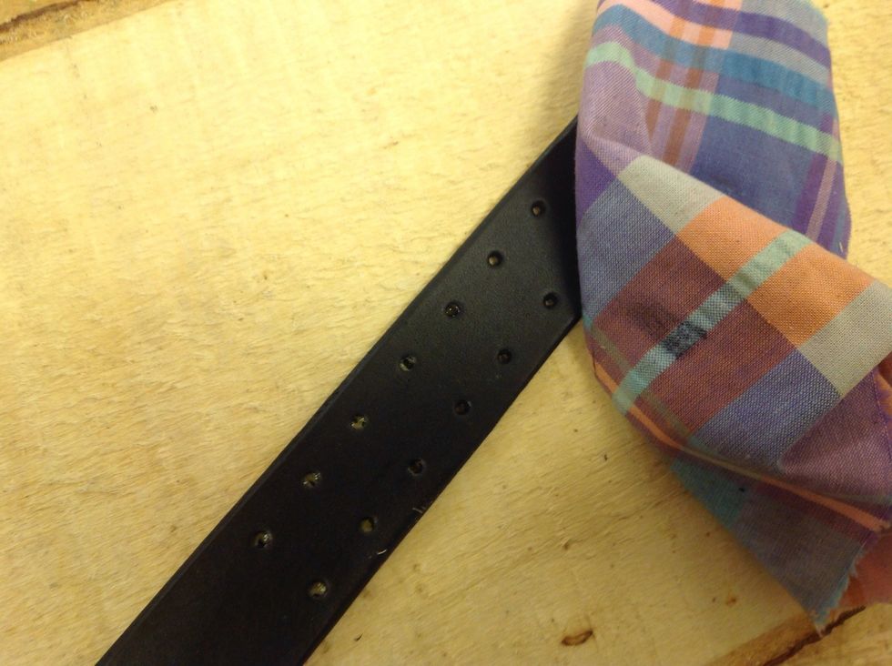 Ta en bit tyg och torka av armbandet.