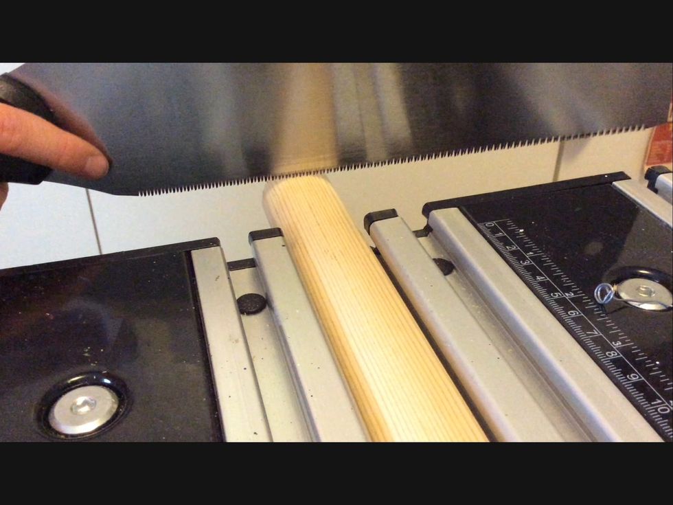 Ta en rundstav och s\u00e5ga av en bit 5-10 mm som du sedan sandpapprar till