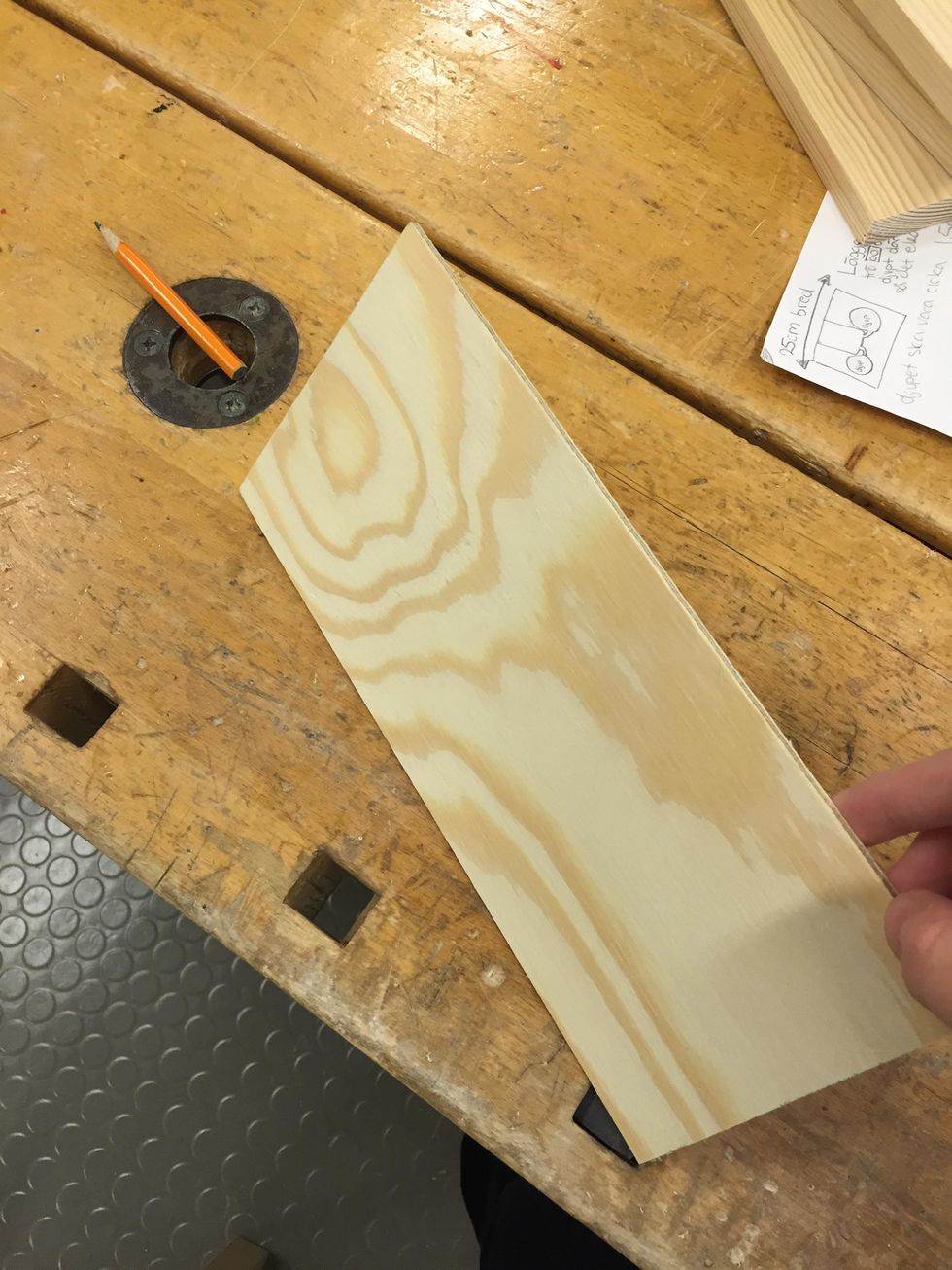 Ta en tunn planka som du ska ha f\u00f6rst p\u00e5 hela h\u00f6gtalaren s\u00e5 det t\u00e4cker tunnlarna, m\u00e4t ut s\u00e5 att den har lika stora m\u00e5tt som de andra plankorna.