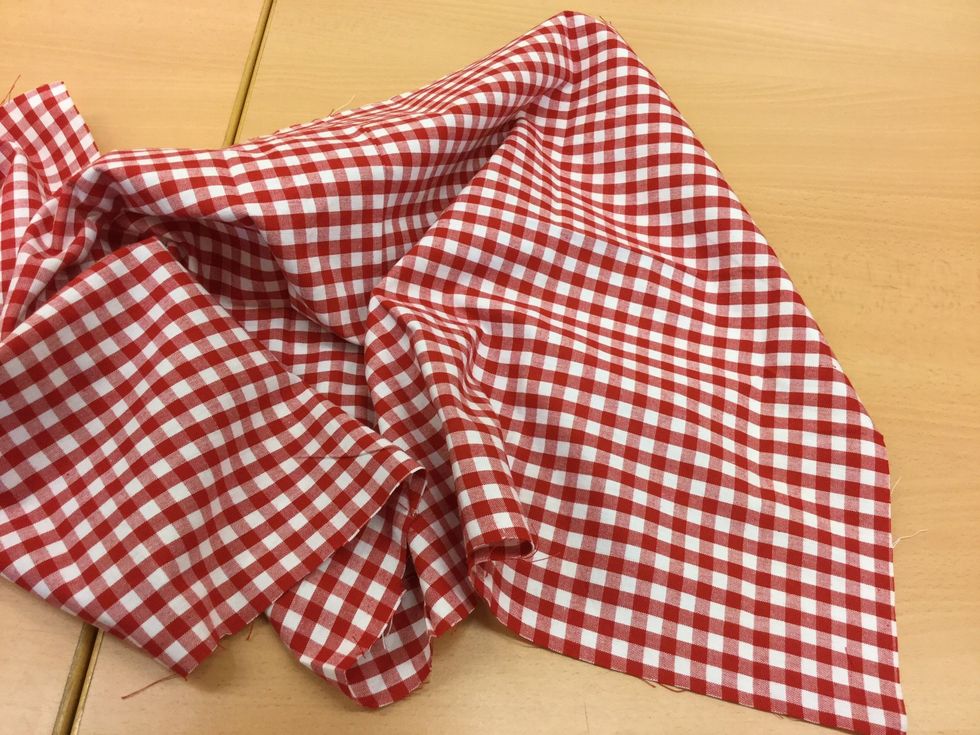 Ta en tygbit som \u00e4r 45x90 cm.