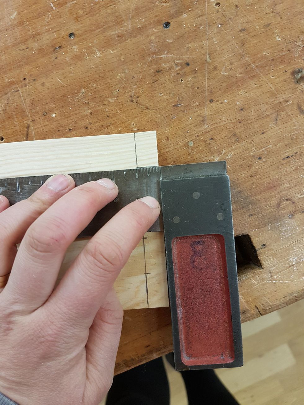 Ta en vinkelhake och rita streck vid varje markering.