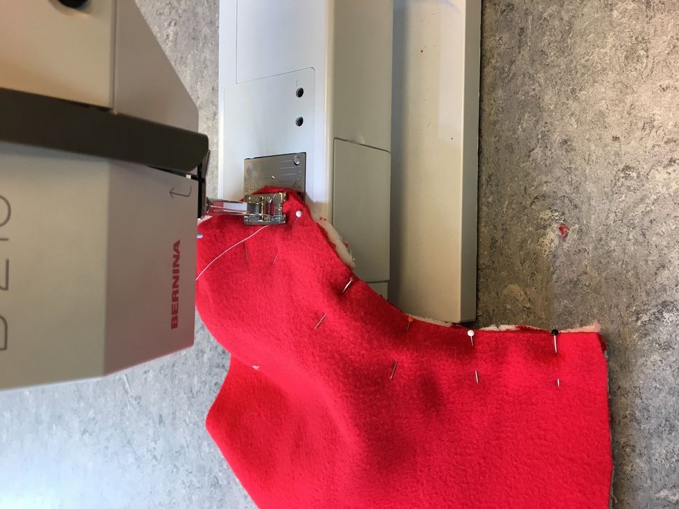 Ta en vit och en r\u00f6d m\u00f6nsterdel och tv\u00e4rn\u00e5la ihop dem r\u00e4ta mot r\u00e4ta i nederkanten. Sy ihop med s\u00f6m nr 7 med pressarfotens kant mot tygets kant.