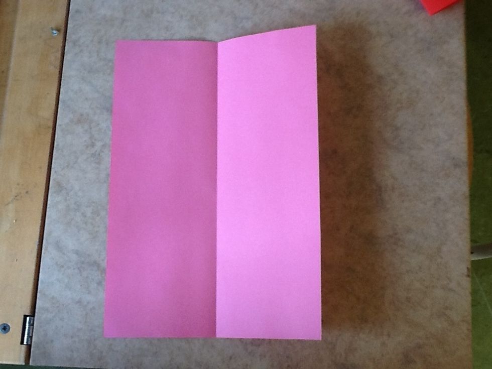 Ta ett f\u00e4rgat A4-papper och vik det p\u00e5 mitten.