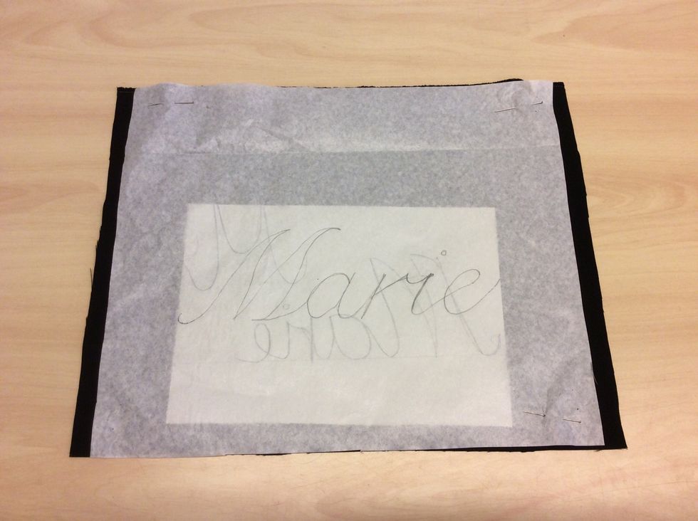 Ta ett markeringspapper mellan tyget och pappret med den f\u00e4rgade sidan p\u00e5 pappret ner.