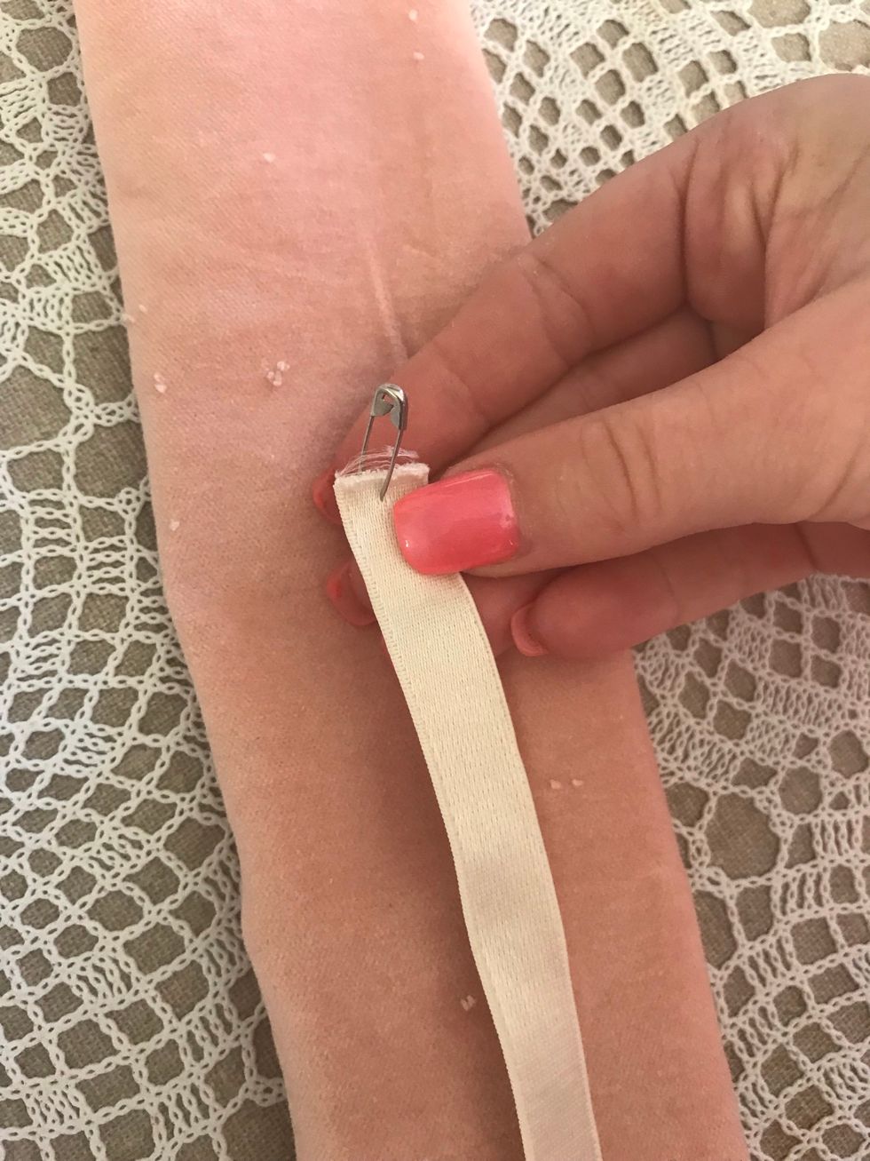 Ta ett res\u00e5rband och s\u00e4tt fast en s\u00e4kerhetsn\u00e5l i \u00e4nden av det.