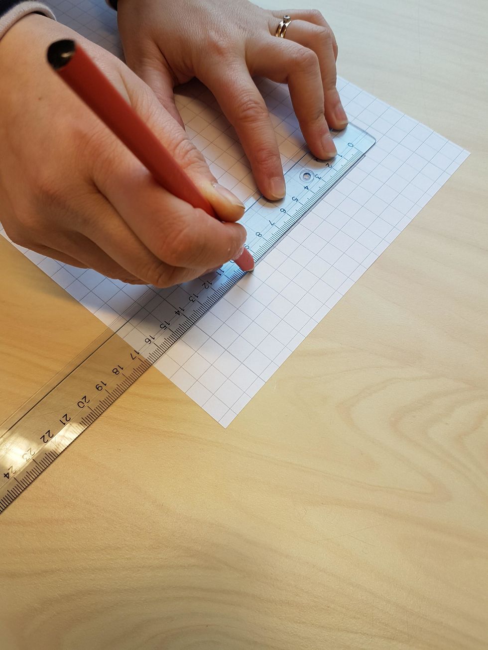 Ta ett rutigt papper. M\u00e4t ut en kvadrat som \u00e4r 10 cm x 10 cm. Anv\u00e4nd linjal.