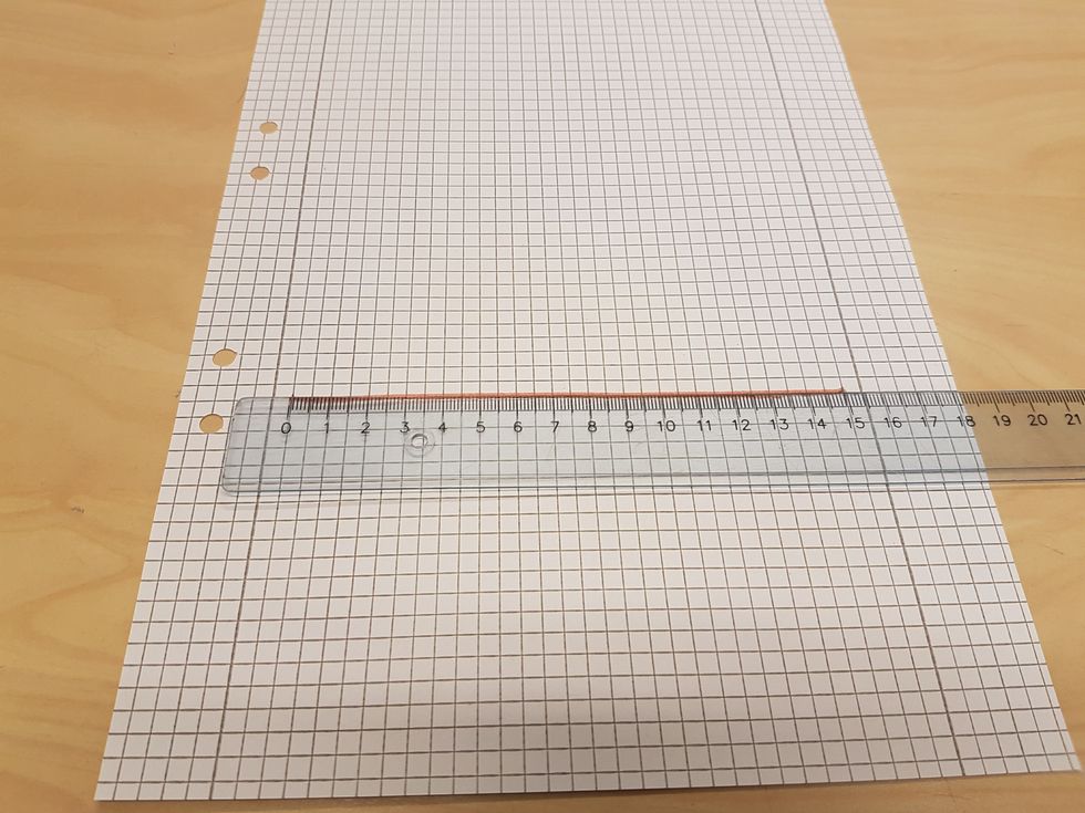 Ta ett rutigt papper (sm\u00e5rutigt \u00e4r l\u00e4ttast). Nu ska du rita basen till din triangel. M\u00e4t upp 15 cm och rita ett streck med en blyertspenna.