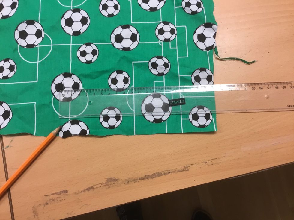 Ta ett tyg i lappl\u00e5dan. M\u00e4t ut 12 x 20 cm. Markera p\u00e5 flera st\u00e4llen.