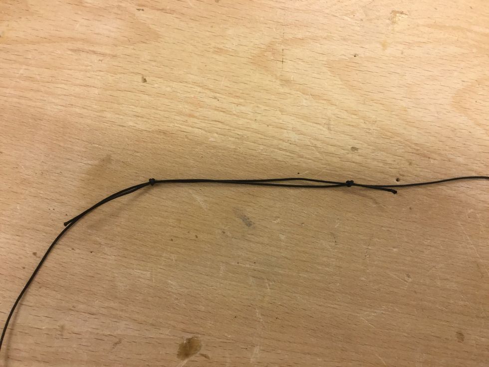 Ta ett utav sn\u00f6rena och knyt det p\u00e5 det andra sn\u00f6ret och sen g\u00f6r du samma sak med n\u00e4sta tr\u00e5d.  NU \u00c4R HALSBANDET F\u00c4RDIGT!!