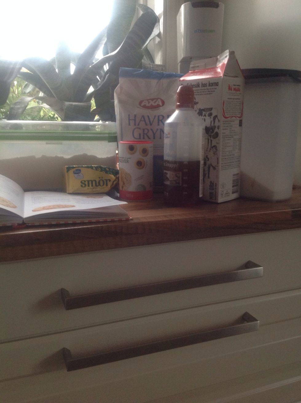 Ta fram alla ingredienser, och s\u00e4tt ugnen p\u00e5 200c eller varm luft 175, Take out all ingredients, and put the oven on 200 degrees or warm air oven 175 degrees