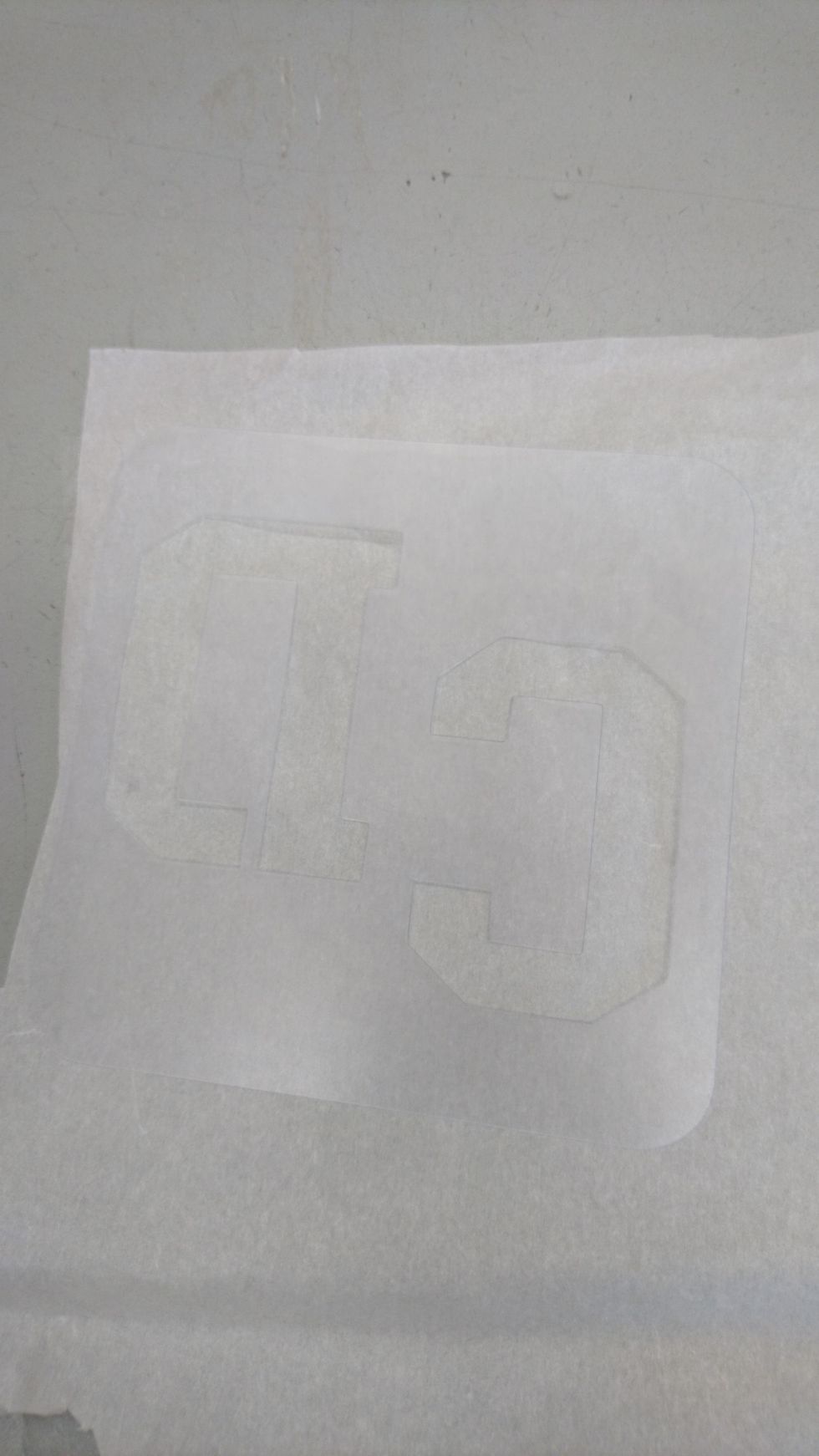 Ta fram bokst\u00e4verna som \u00e4r din initialer. L\u00e4gg dem spegelv\u00e4nt p\u00e5 den sl\u00e4ta sidan av vliseofixet.