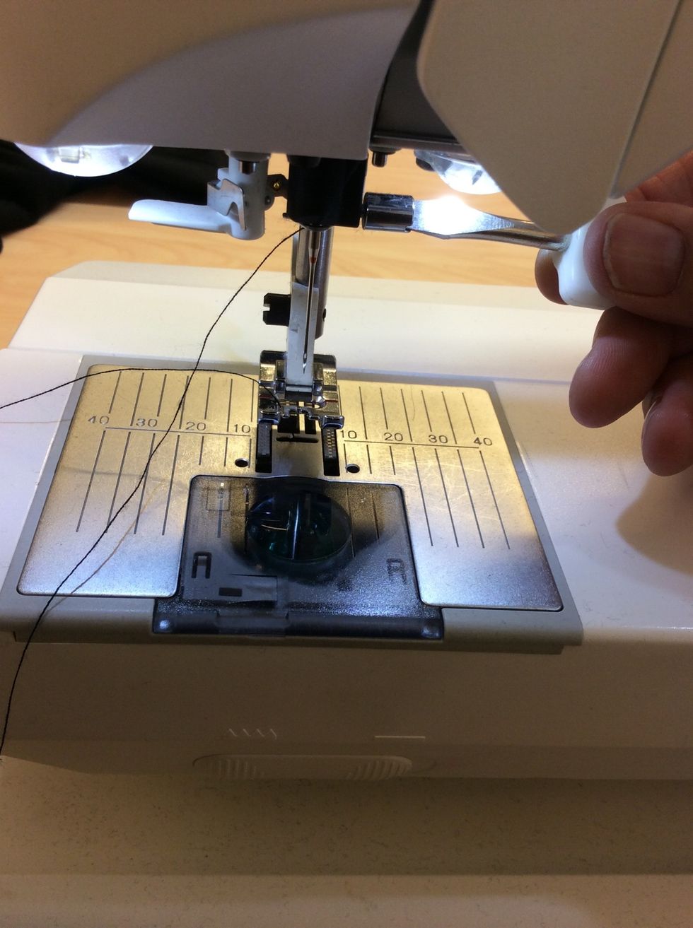 Ta fram den lilla skruvmejseln som ligger i l\u00e5dan bak p\u00e5 din symaskin och lossa symaskinsn\u00e5len.