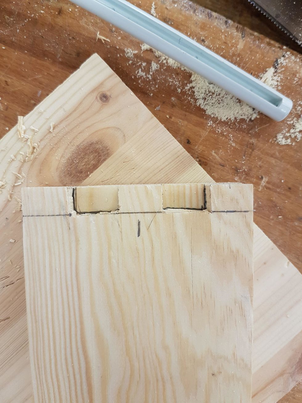 Ta fram din andra bit som ska passa ihop med den du precis gjort. Kolla att de st\u00e4mmer, om inte rita ut d\u00e4r tapparna ska vara med en blyertspenna.