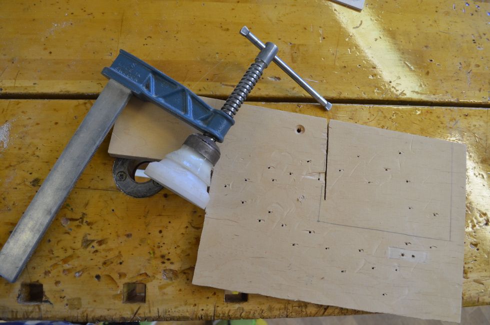 Ta fram en b\u00e4nktving och en skr\u00e4pbit att ha som skydd n\u00e4r du skall borra.