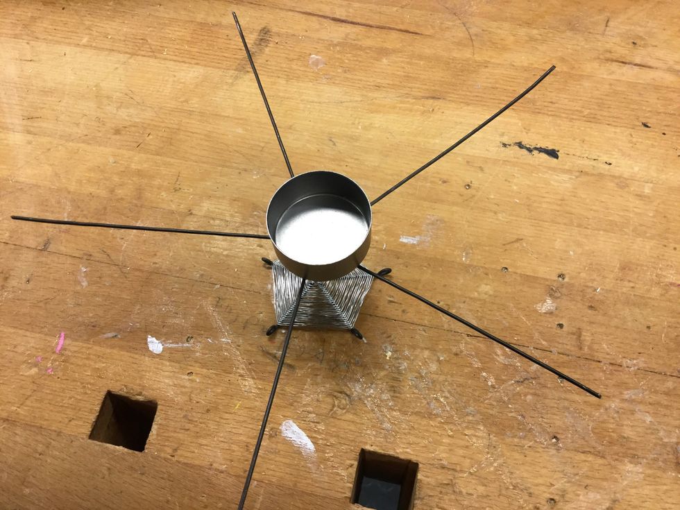 Ta fram en ljush\u00e5llare och b\u00f6j upp tr\u00e5darna runt den.