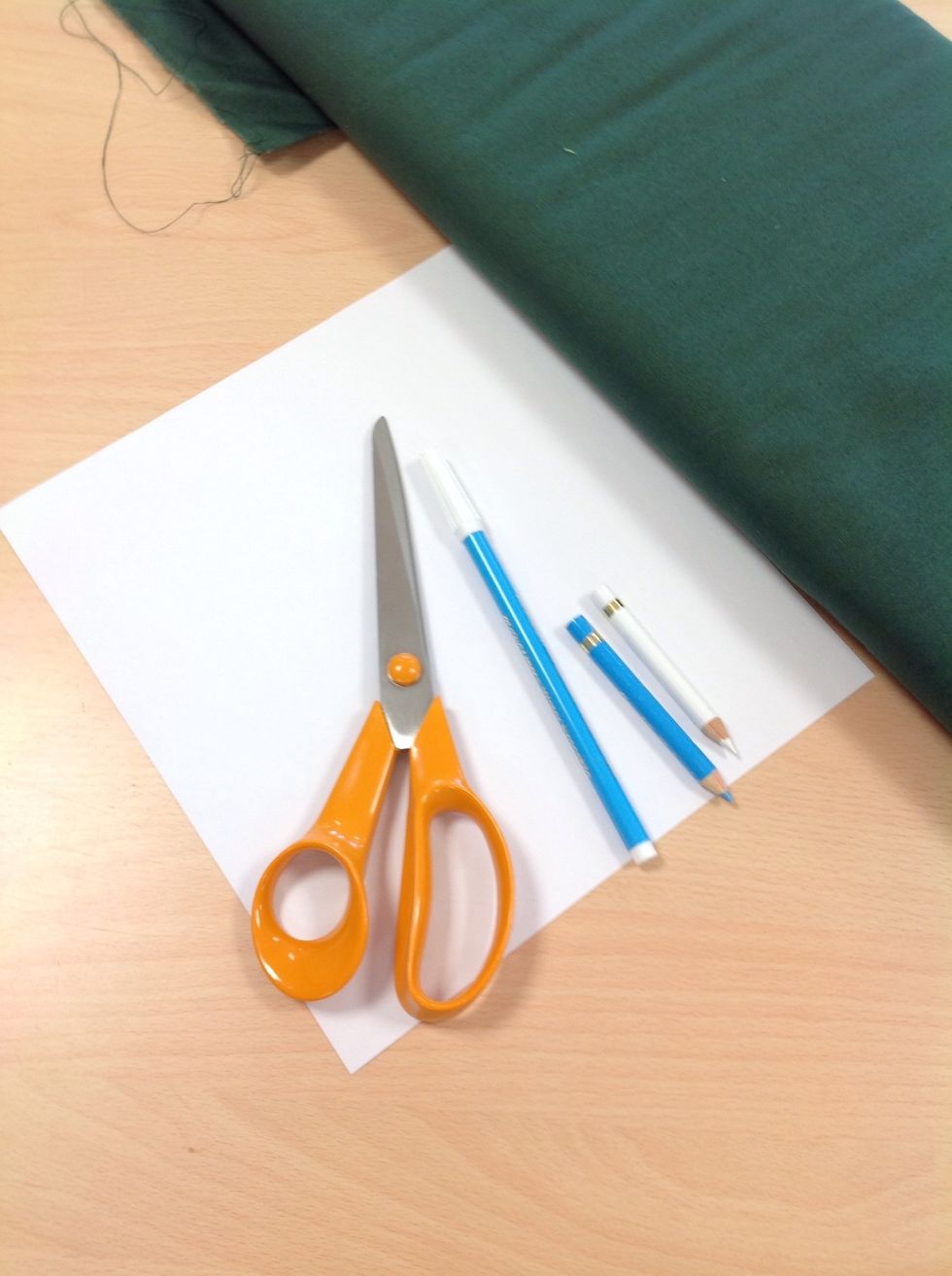 Ta fram en mall, markeringspenna, trolleripenna eller krita och en tygsax.