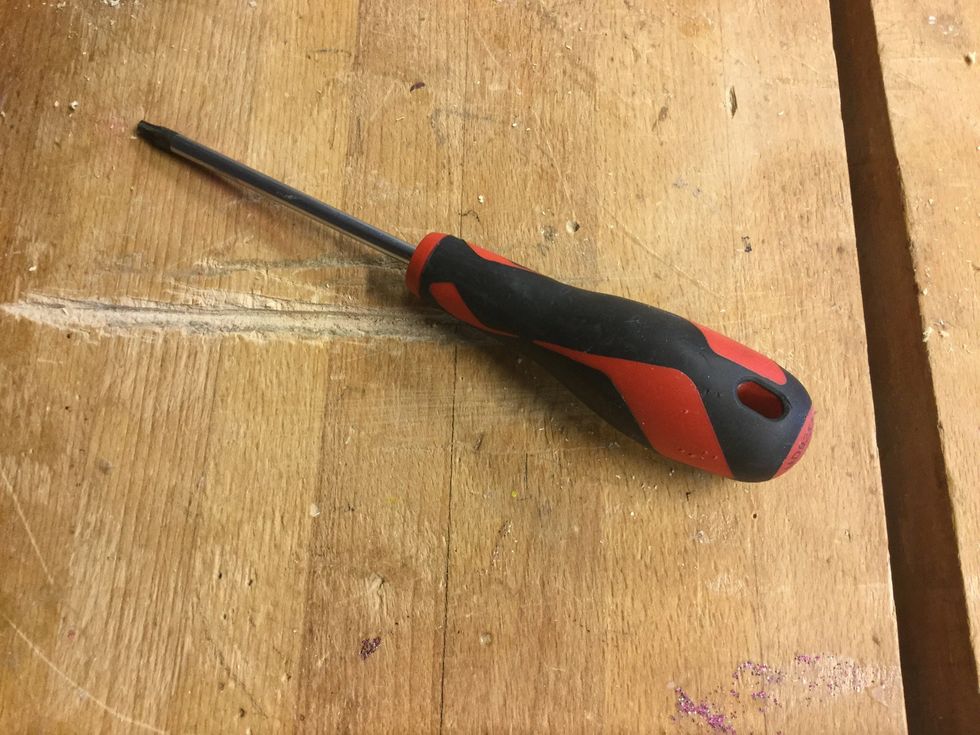 Ta fram en skruvmejsel.