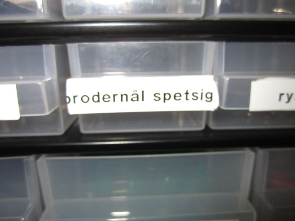 TA FRAM EN SPETSIG BRODERIN\u00c5L.