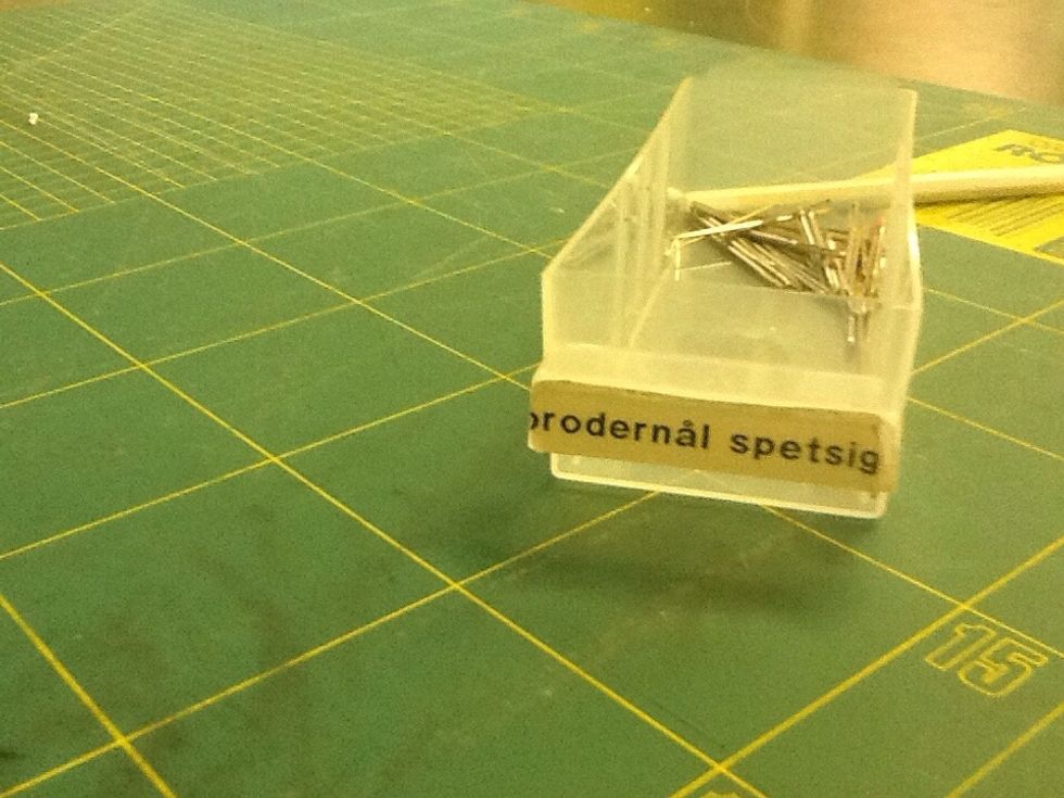 Ta fram en spetsig broderin\u00e5l.
