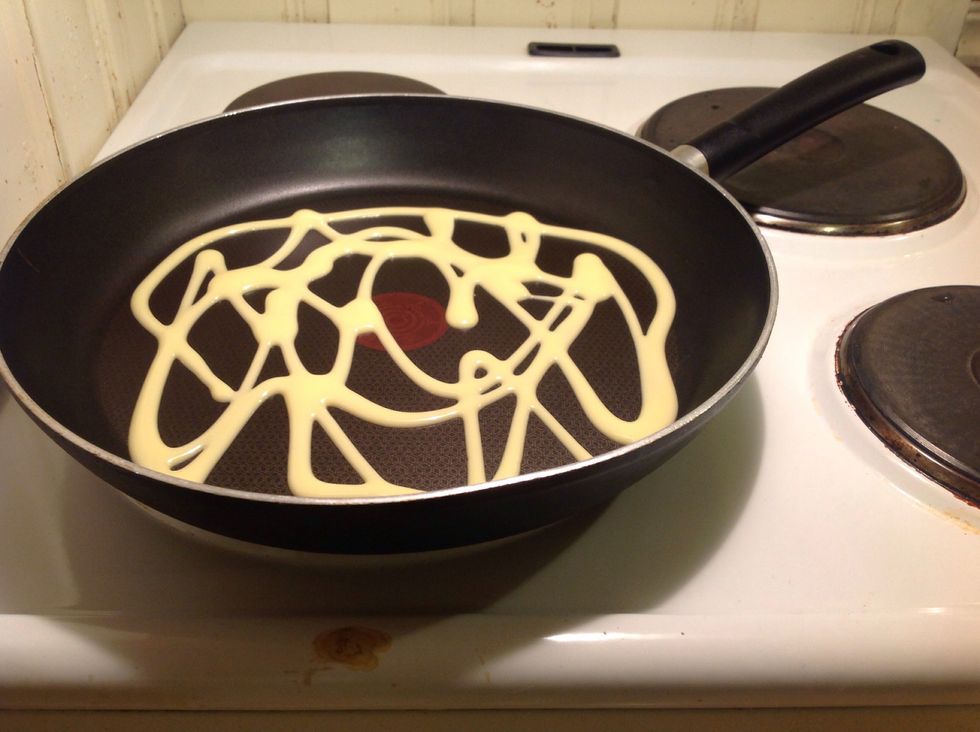 Ta fram en stekpanna, s\u00e4tt p\u00e5 en platta, och sedan l\u00e4gg i margarin. Take a frying pan, and then you put a plate on, then you just put some margarine in the frying pan.