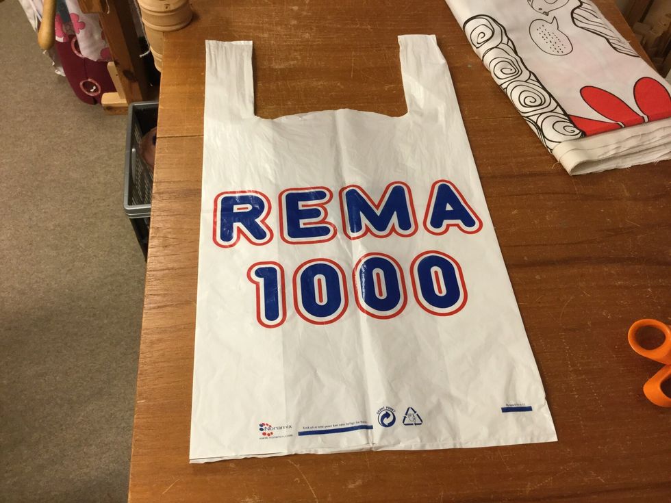Ta fram en vanlig plastkasse som du brukar f\u00e5 eller k\u00f6pa i aff\u00e4ren.