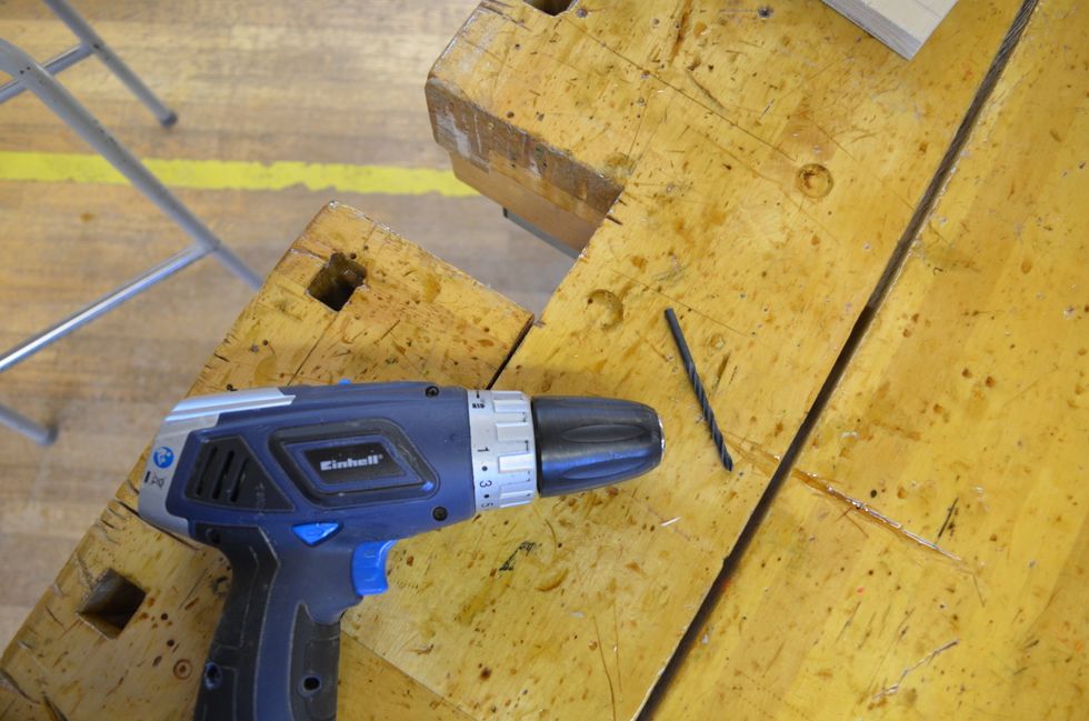 Ta fram ett 4 mm tr\u00e4borr och en batteriborrmaskin. S\u00e4tt fast borret i maskinen.