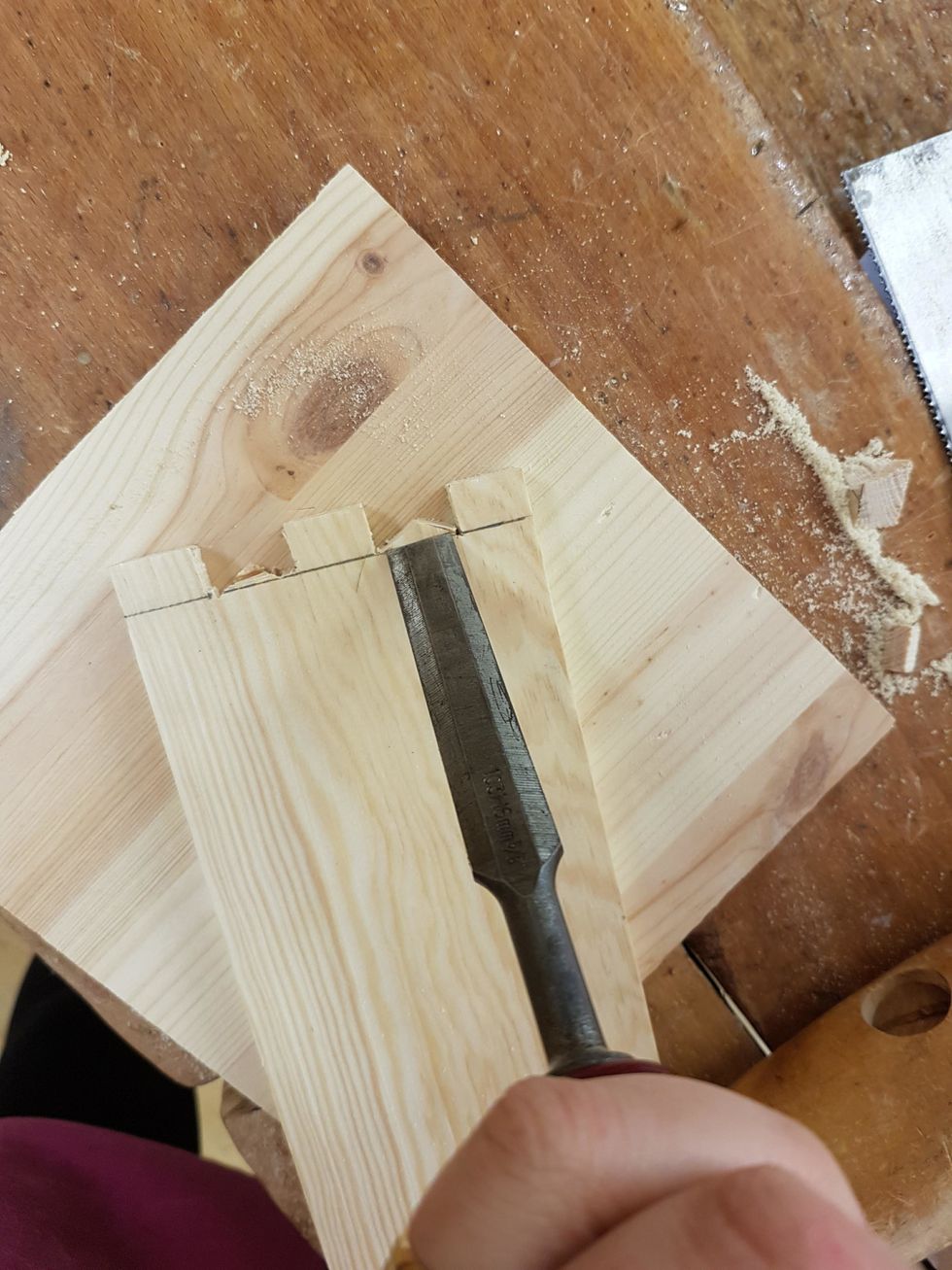 Ta fram ett st\u00e4mj\u00e4rn och s\u00e4tt det precis p\u00e5 ditt blyertsstreck. Knacka till med tr\u00e4klubban n\u00e5gon g\u00e5ng. V\u00e4nd p\u00e5 arbetet och ta f\u00f6rsiktigt bort tappen med st\u00e4mj\u00e4rnet.