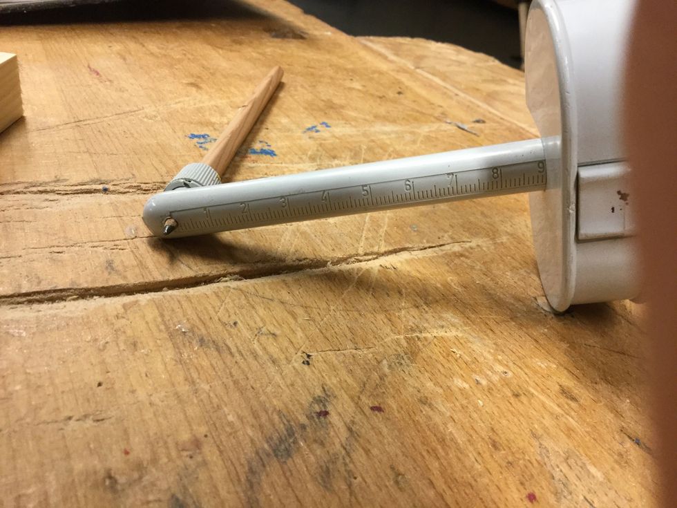 Ta fram ett strykm\u00e5tt och st\u00e4ll in det p\u00e5 9 cm.