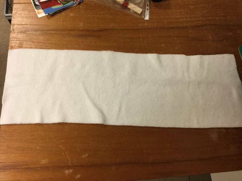 Ta fram ett tyg. Jag har valt fleece. Klipp ut 20 x 60 cm.
