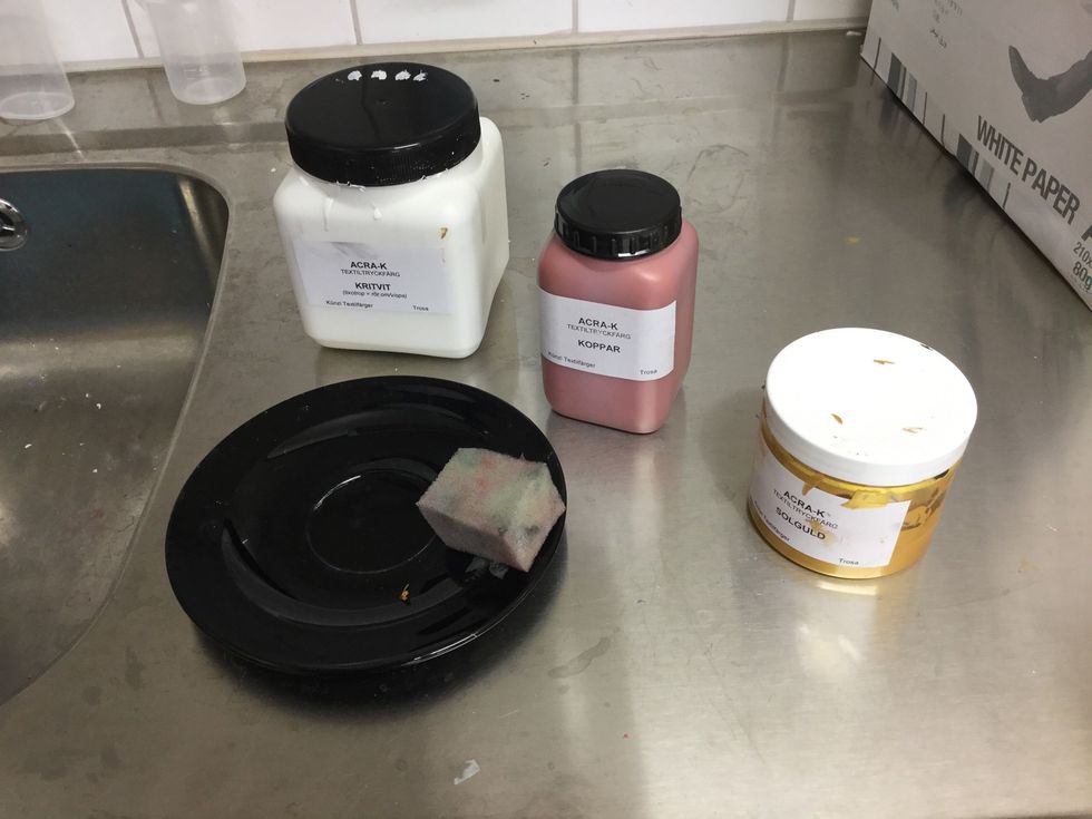 Ta fram f\u00e4rg, tefat och dutt. Om du trycker p\u00e5 svart tyg beh\u00f6ver du t\u00e4ckande f\u00e4rg. Be l\u00e4raren h\u00e4lla upp f\u00e4rgen!