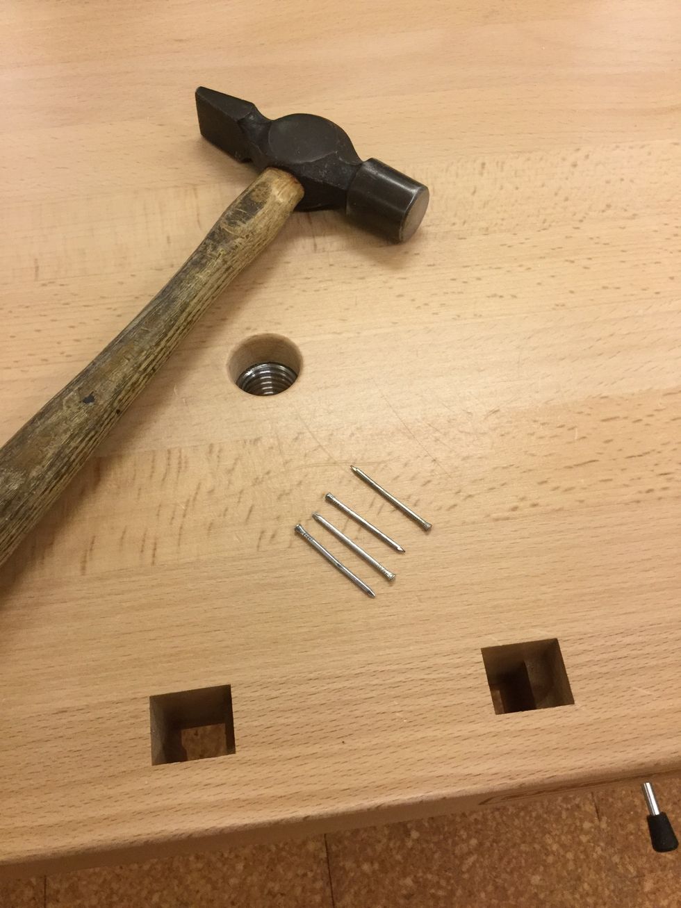 Ta fram HAMMARE och SPIK ( 1,7 x 35)!