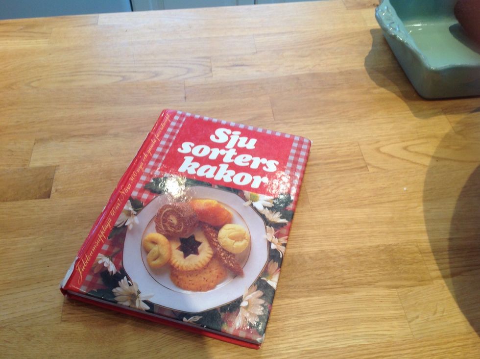 Ta fram kakboken med receptet/ Take out the cookbook with the recipe