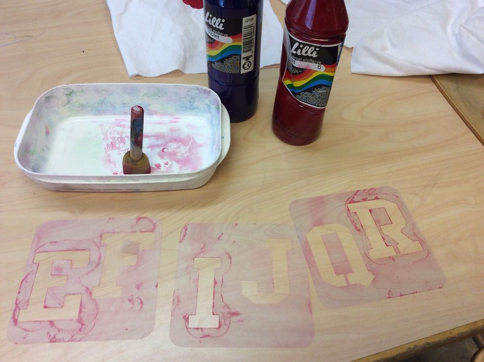 Ta fram m\u00e5larf\u00e4rg eller textilpennor och skriv eller m\u00e5la ditt namn p\u00e5 den lilla biten tyg. Skriv sj\u00e4lv eller anv\u00e4nd mallarna som finns.