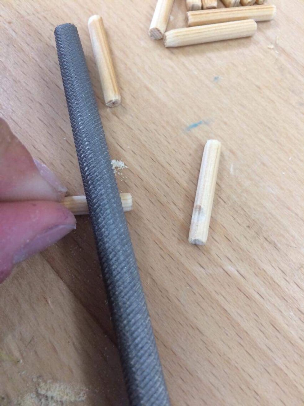 Ta fram rundfil eller fyrkantsfil Fila ett sp\u00e5r i ena sidan av pinnen. OBS! L\u00e5ngt upp