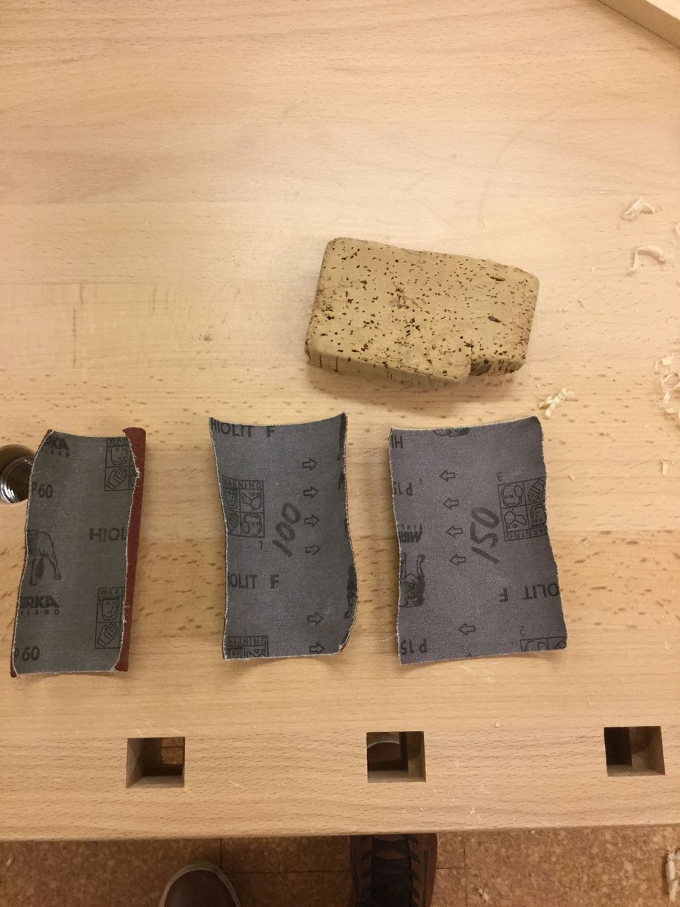 Ta fram SANDPAPPER 60, 100 och 150 tillsammans med en SLIPKLOSS!