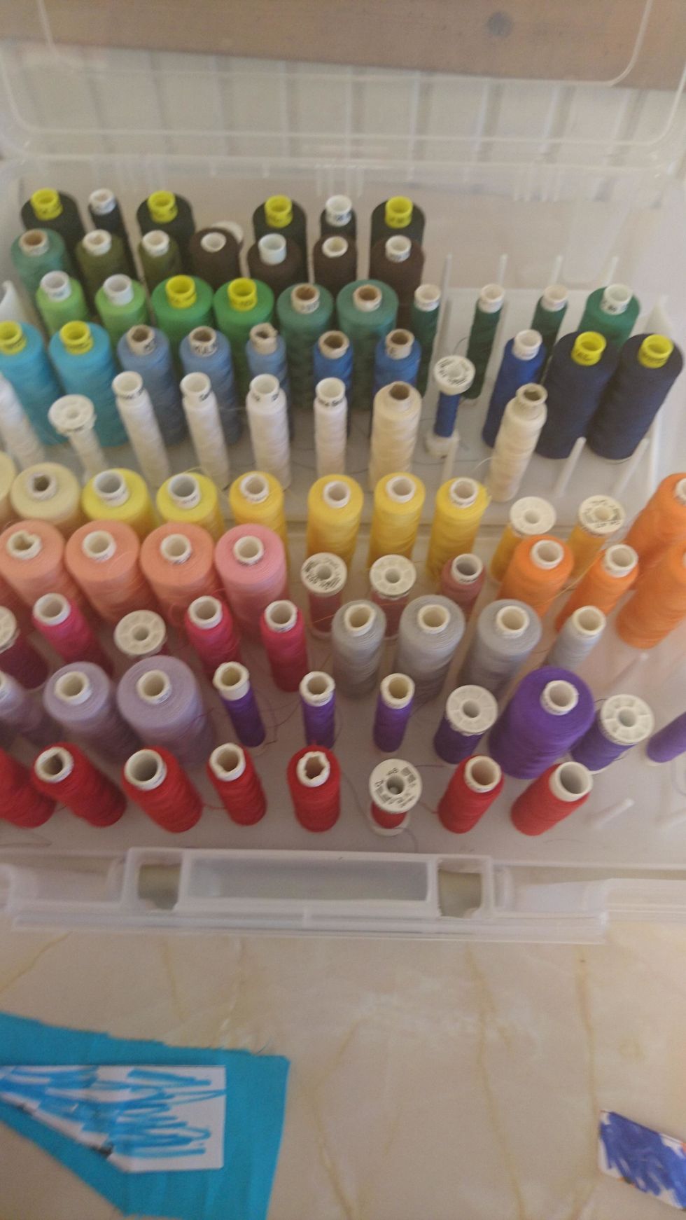 Ta fram symaskinen och tr\u00e4 den med en tr\u00e5d som passar tyget.