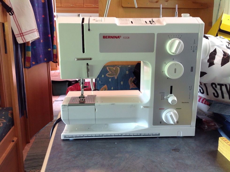 Ta fram symaskinen och tr\u00e4 den med tr\u00e5d.