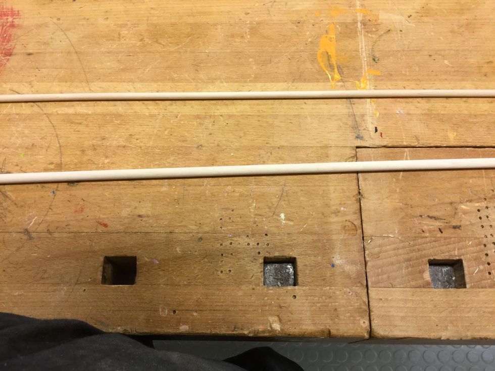 Ta fram tv\u00e5 rundstavar, en 8 mm tjock och en 6 mm tjock.