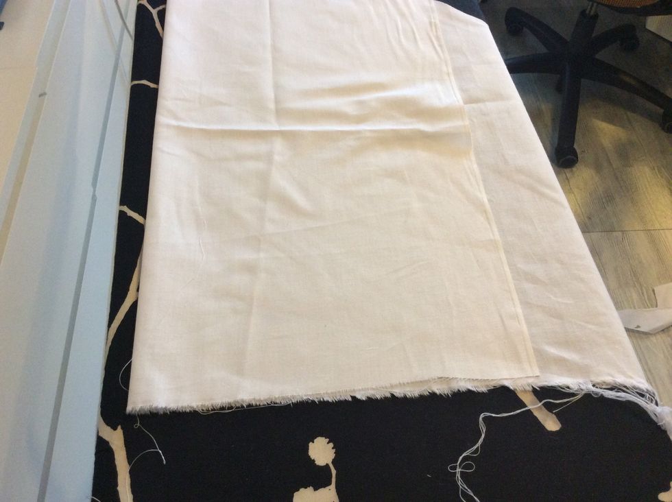 Ta fram tyget du vill anv\u00e4nda och vik det dubbelt, precis lagom f\u00f6r att m\u00f6nstret ska passa.