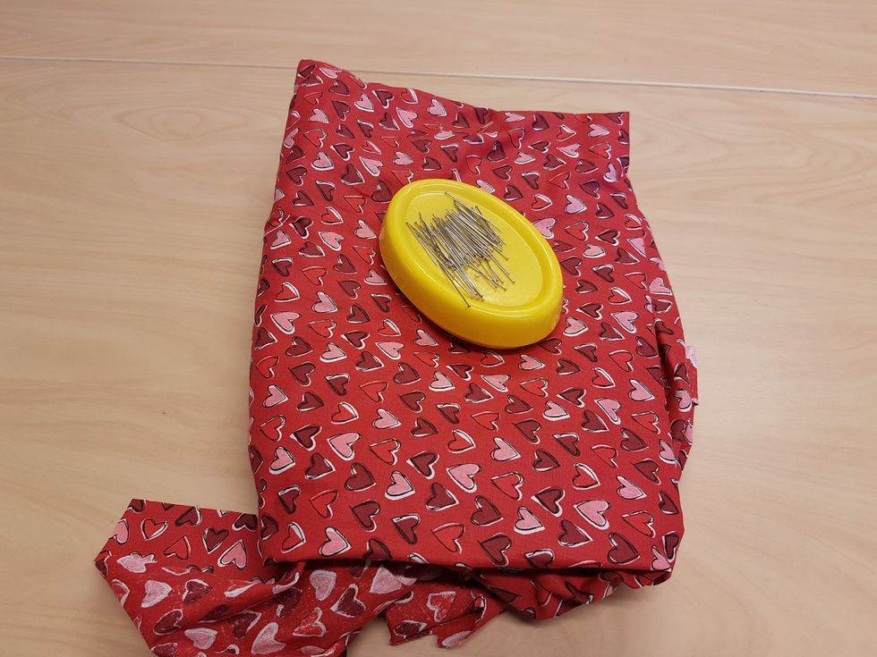 Ta fram tyget du vill ha och knappn\u00e5lar.