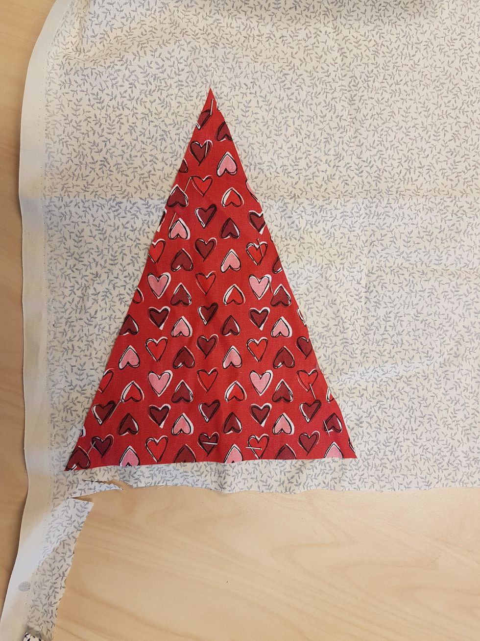 Ta fram tyget du vill ha p\u00e5 andra sidan. L\u00e4gg din tygbit i kanten, n\u00e5la fast och klipp ut.