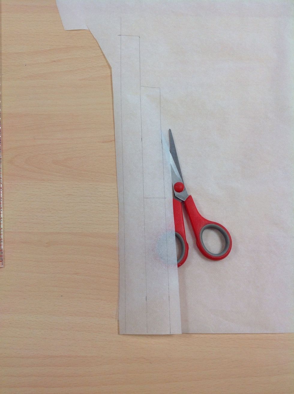 Ta fram vliesofix och rita ut en bit som \u00e4r 2 cm x 30 cm och tv\u00e5 bitar som \u00e4r 2 cm x 12 cm. Klipp inte i linjerna utan strax utanf\u00f6r!!