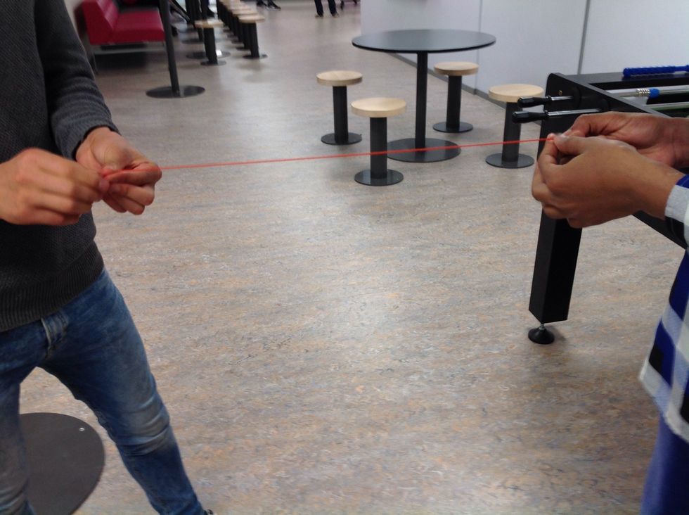 Ta hj\u00e4lp av en kompis. Snurra tr\u00e5darna till h\u00f6ger, s\u00e5 att de n\u00e4stan krullar sig. Vik tr\u00e5den p\u00e5 mitten, men str\u00e4ck den hela tiden. Sl\u00e4pp en liten bit i taget. G\u00f6r en knut i \u00e4ndan.