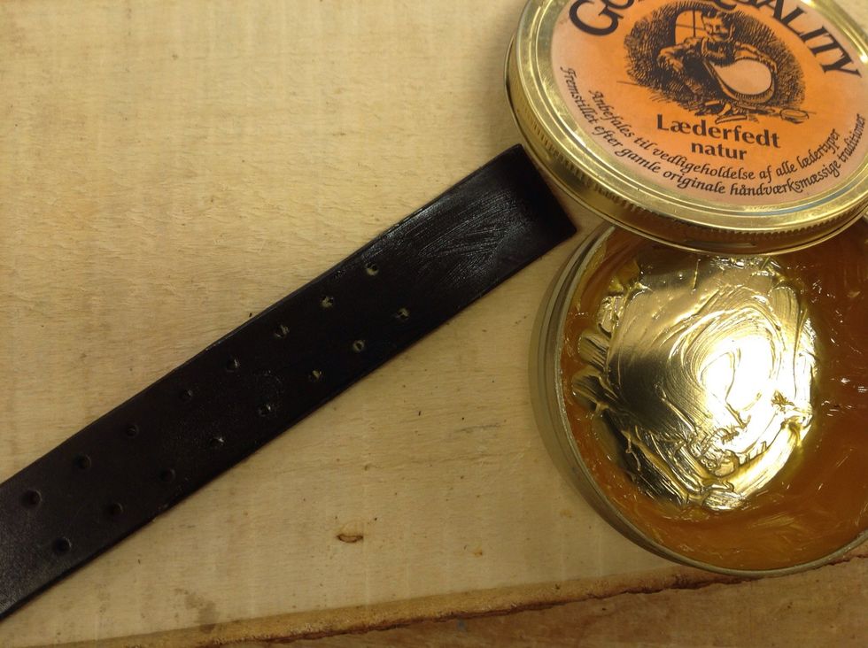 ....ta l\u00e4derfett p\u00e5 fingret och bearbeta in det i l\u00e4dret p\u00e5 b\u00e5de fram - och baksidan p\u00e5 armbandet.