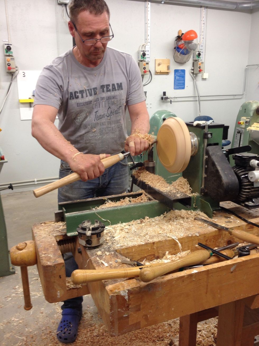 Ta lite i taget. L\u00e5t j\u00e4rnets fas stryka l\u00e4ngs tr\u00e4et.