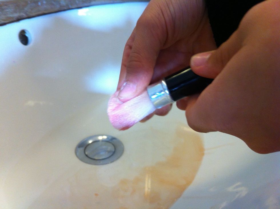 Ta lite tv\u00e5l och gnugga in i borsten