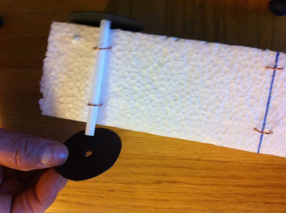 Ta loss ett hjul och tr\u00e4 in axeln i b\u00e5garna. Tr\u00e4 in hjulet igen. G\u00f6r detta f\u00f6r b\u00e5de bak- och framaxeln.