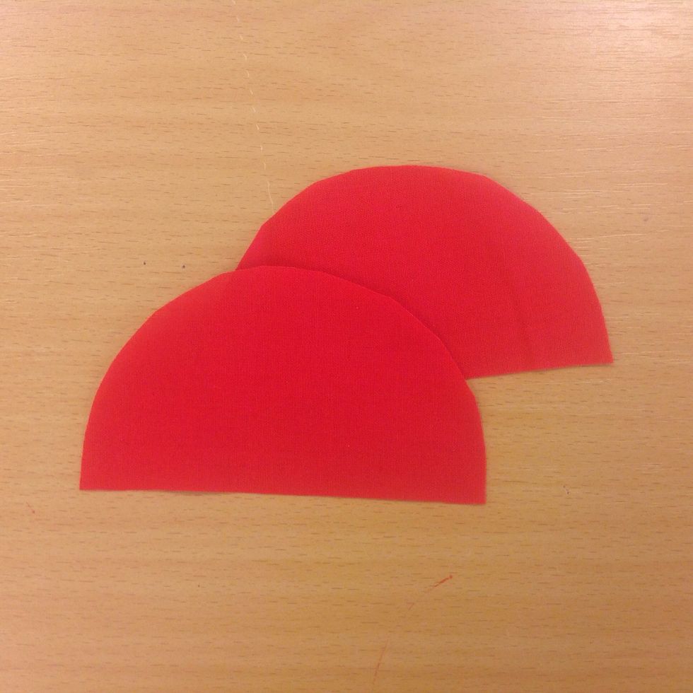 Ta loss n\u00e5lar och m\u00f6nster. Nu har du tv\u00e5 r\u00f6da halvcirklar.